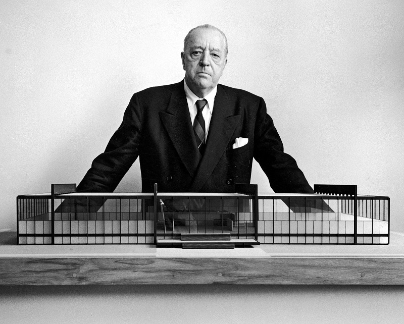 KTA Ludwig Mies van der Rohe hay KTS Mies là một trong những tượng đài lớn của giới kiến trúc trên thế giới. Ông từng nổi danh với tuyên ngôn “Less is more” cùng nhiều giá trị to lớn còn vẹn nguyên giá trị đến tận ngày nay.